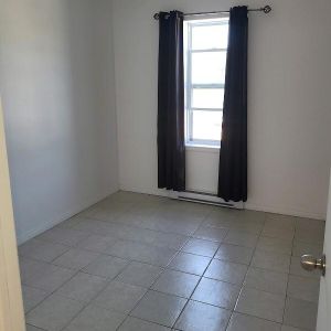 Immeuble - 107-109-111 Queen 3 1/2 Meublé Et Tout Inclus à Louer - Photo 2