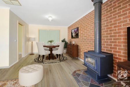 COMFORTABLE FAMILY HOME - Photo 2