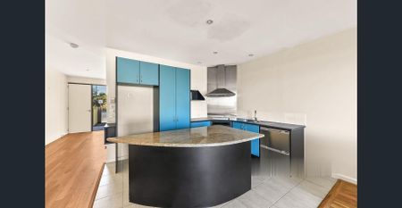 Beach Property 4 Bedroom Petfriendly 1min walk to train station, Aldi & shops - Photo 4