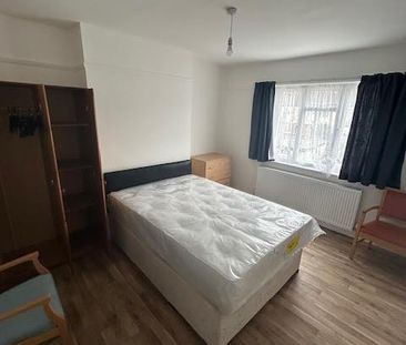 1 bedroom in a house share to rent - Photo 2