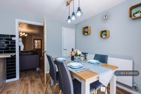 4 bedroom semi-detached house to rent - Photo 5