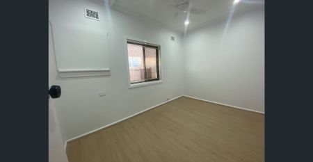 Bright & Modern 3-Bedroom Home for Rent in Colyton !! Perfect for Families - Photo 3