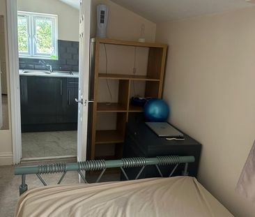 Studio Flat, Herbert Road, E12 - Photo 6