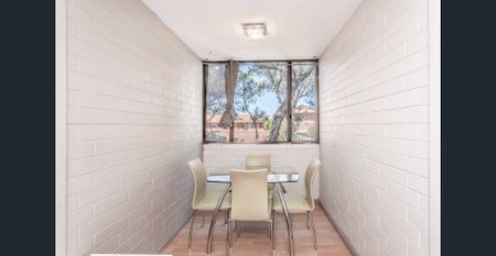 Bright, Modern Ground Floor Unit - Photo 3