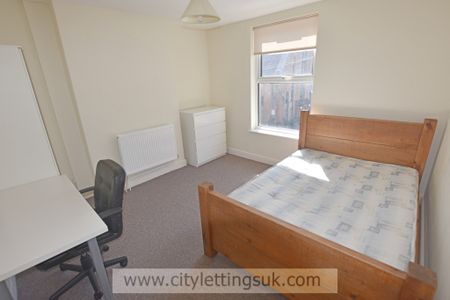 3 Bedroom End Terraced House - Photo 2