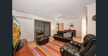 Comfortable Family Home Opposite Tuggerah Lake - Photo 2