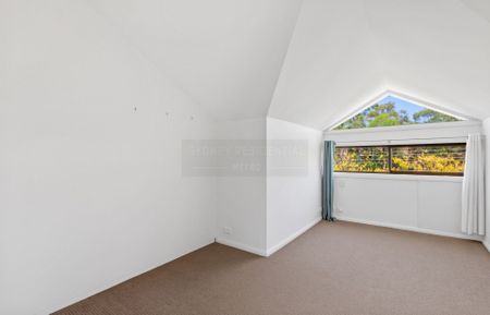 Airy Renovated Three Bedroom Townhouse with Courtyard - Photo 3