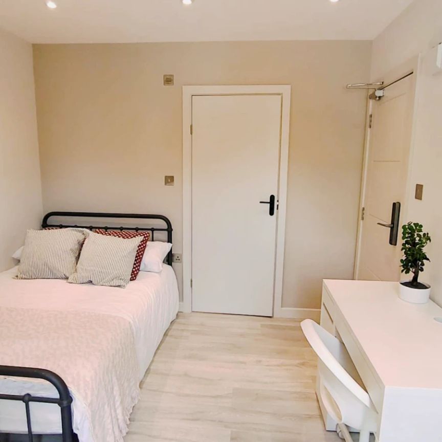 2 Bedroom 2 Bathroom room2 - Photo 1