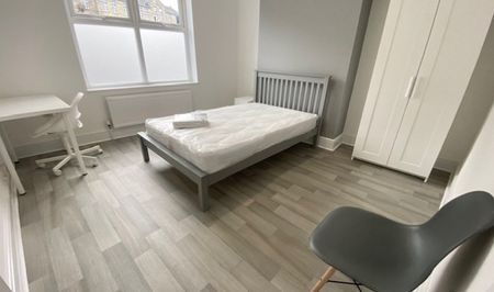 High Standard Five Bedroom House for Group of 4! - Photo 2