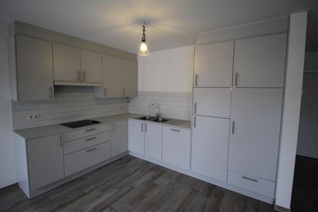Een appartement op de benedenverdieping met 2 slaapkamers, ruim terras en carport. - Photo 2