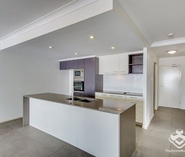 Furnished Spacious unit with park & city view - Photo 4