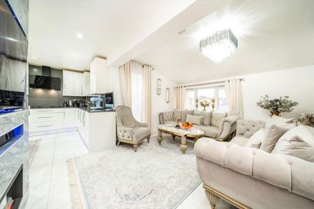 3 bedroom flat to rent - Photo 3