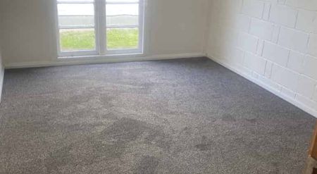 Spacious 2-Bedroom Flat - Photo 2