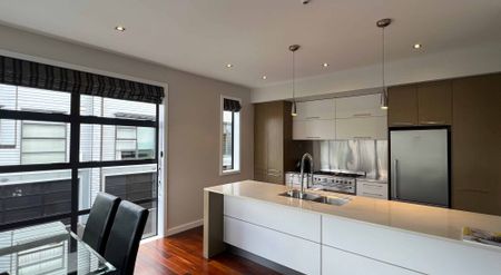 Stylish & Secure - Fully Furnished Four-Bedroom Home in Prime Epsom Location - Photo 3