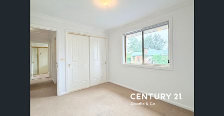 Freshly Painted - Three Bedroom Townhouse! - Photo 2