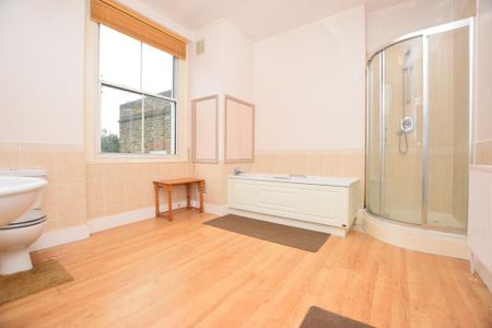 3 bedroom flat to rent - Photo 3