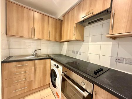 Studio Flat, Warren Court, NW1 - Photo 3