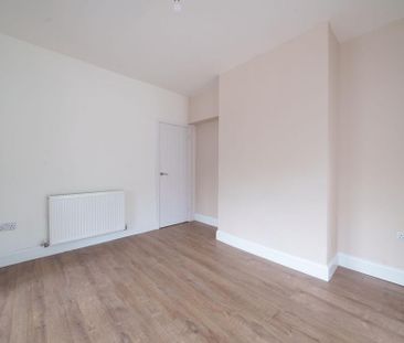 4 bedroom semi-detached house to rent - Photo 6