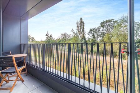 Fully-furnished, south-facing studio apartment - Photo 4