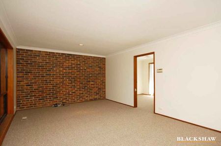 Family Home with mountain views - Photo 2