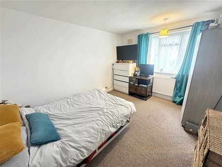 3 bedroom flat to rent - Photo 4