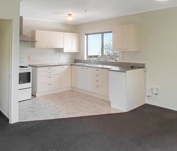 Fabulous 2 bdrm/double garage stand alone home - Photo 3