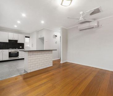 Stylish Coastal Living Just 600 Metres from the Beach - Photo 2