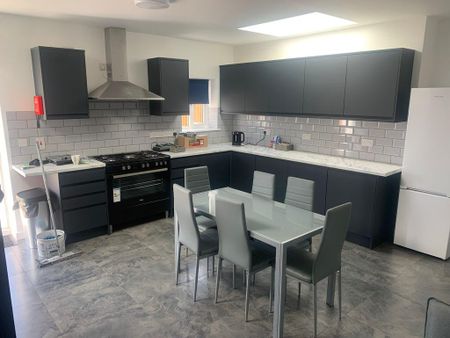 1 bedroom in a house share to rent - Photo 4