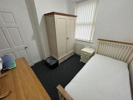 4 bedroom terraced house to rent - Photo 3