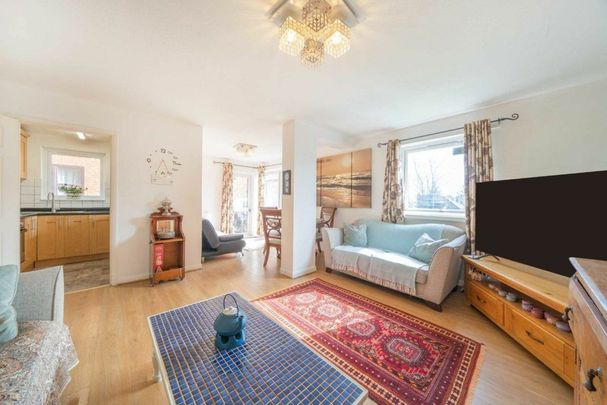 Friern Park, North Finchley, N12 - Photo 1