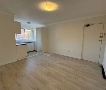 Freshly Painted 2 bedroom ground unit - Photo 5