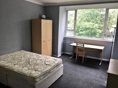 4 bedroom flat to rent - Photo 4