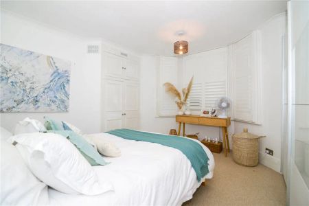 2 bedroom flat in Richmond Hill - Photo 2