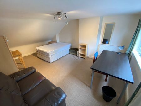 5 Bed Student Accommodation - Photo 2