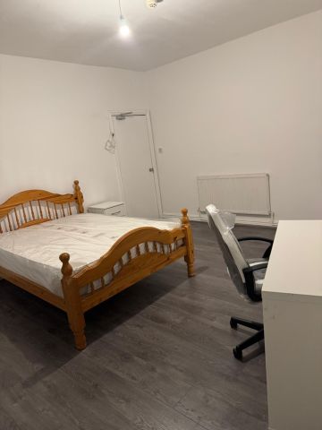 1 Bed Flat, Burley Street, LS3 - Photo 2