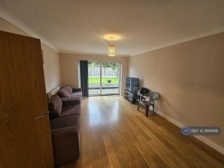 4 bedroom detached house to rent - Photo 2