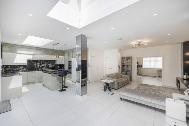5 bedroom detached house to rent - Photo 1