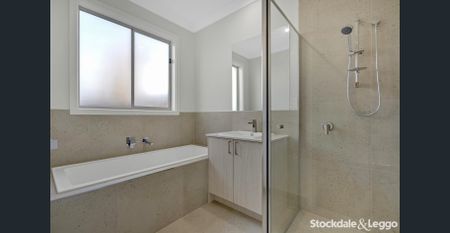 Style & Comfort in a PRIME LOCATION in Mickleham ! - Photo 2