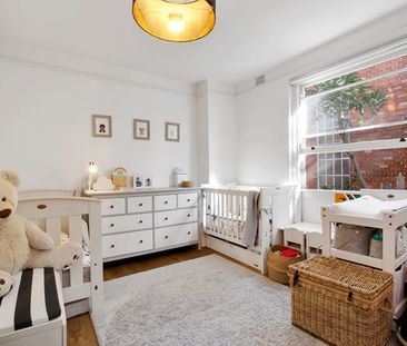 Light-Filled Two Bedroom Apartment In Art Deco Block - Photo 2