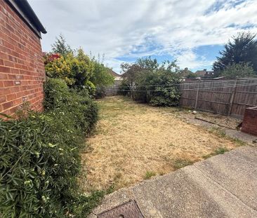 4 bedroom semi-detached house to rent - Photo 3