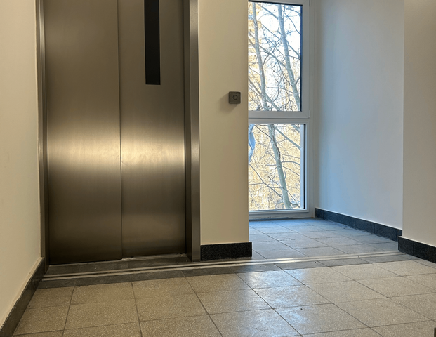 Zentrale 2-Zimmer-Wohnung im Hochhaus – modernisiert & lichtdurchflutet - Foto 1