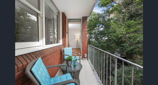 COZY TWO BEDROOM APARTMENT IN GREENWICH FOR LEASE! LOCATION IS THE KEY! - Photo 1