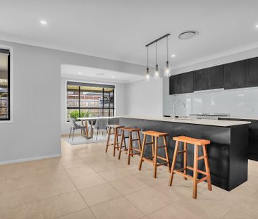 Family Home With Multiple Living Spaces! - Photo 1