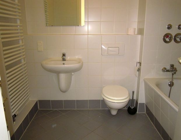 Hönow 01-10, sonnige 2-Zi-DG-Whg mit EBK und Balkon nahe Retsee - Photo 1