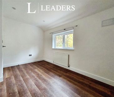 3 bedroom house to rent Tring Gardens, RM3 - Photo 5