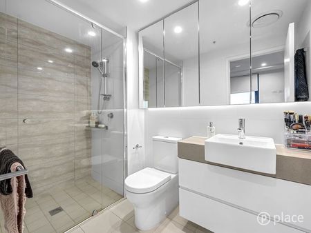 Private 2 bed; 2 bath; secure car park. - Photo 5