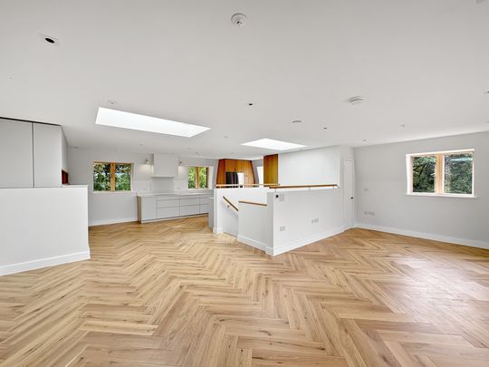 Tucked discreetly away from one of Cambridge’s most distinguished roads lies an exclusive collection of just six newly built residences, each crafted with meticulous attention to detail. - Photo 1