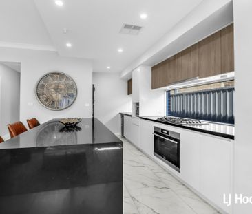 Beautiful 4 Bedroom Home - Great Location! 10.75kw solar panels to ... - Photo 6