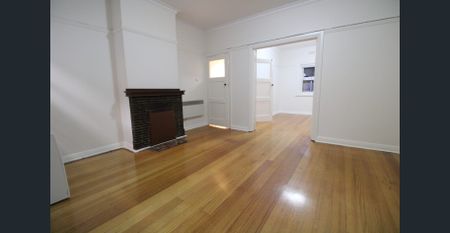 Charming 2-Bed Art Deco Apartment Steps from St Kilda Beach - Photo 3