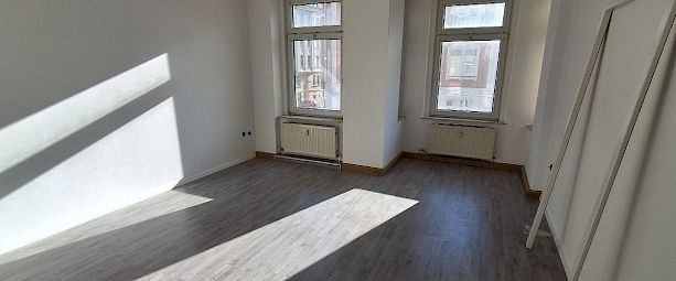 Helle 3 Zimmer Wohnung mit viel Tageslicht im 1.OG neu renoviert - Foto 1